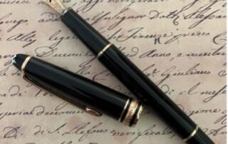 Foto von Gudrun Hofmann, es zeigt einen Füller auf einem Blatt Papier, der mit einer alten Handschrift gefüllt ist.